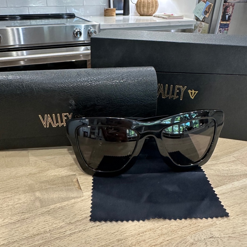 Valley Eyewear DB Sunglasses in Gloss Black